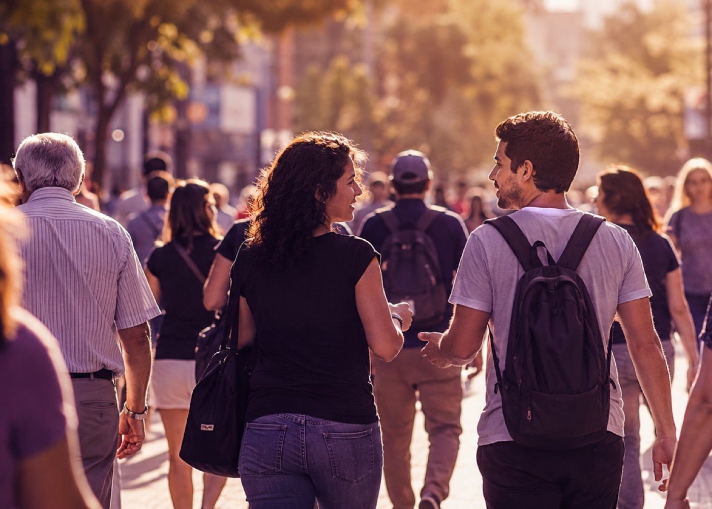 Personas conversando en la calle